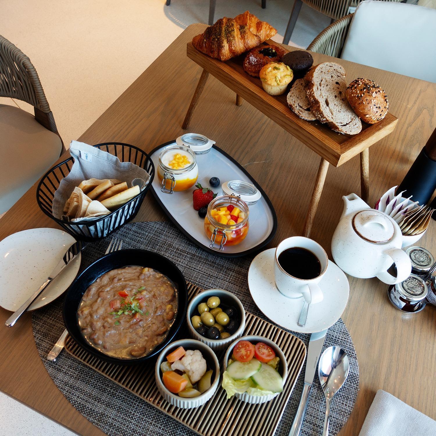 Mina Hotel And Residences By The Torch Doha Exterior foto Israeli breakfast
