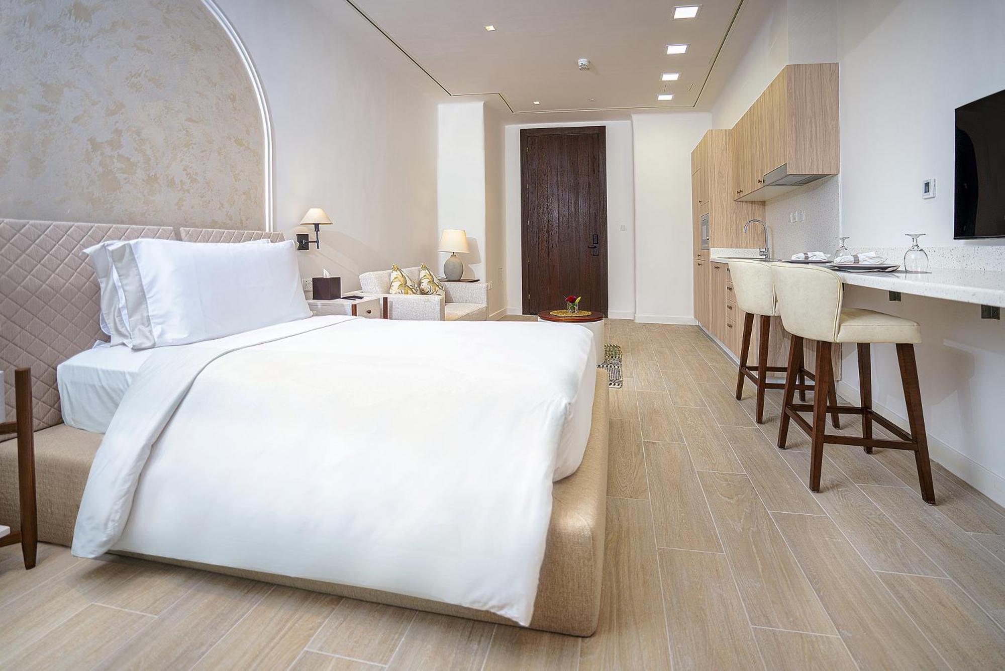 Mina Hotel And Residences By The Torch Doha Exterior foto A bedroom at the hotel